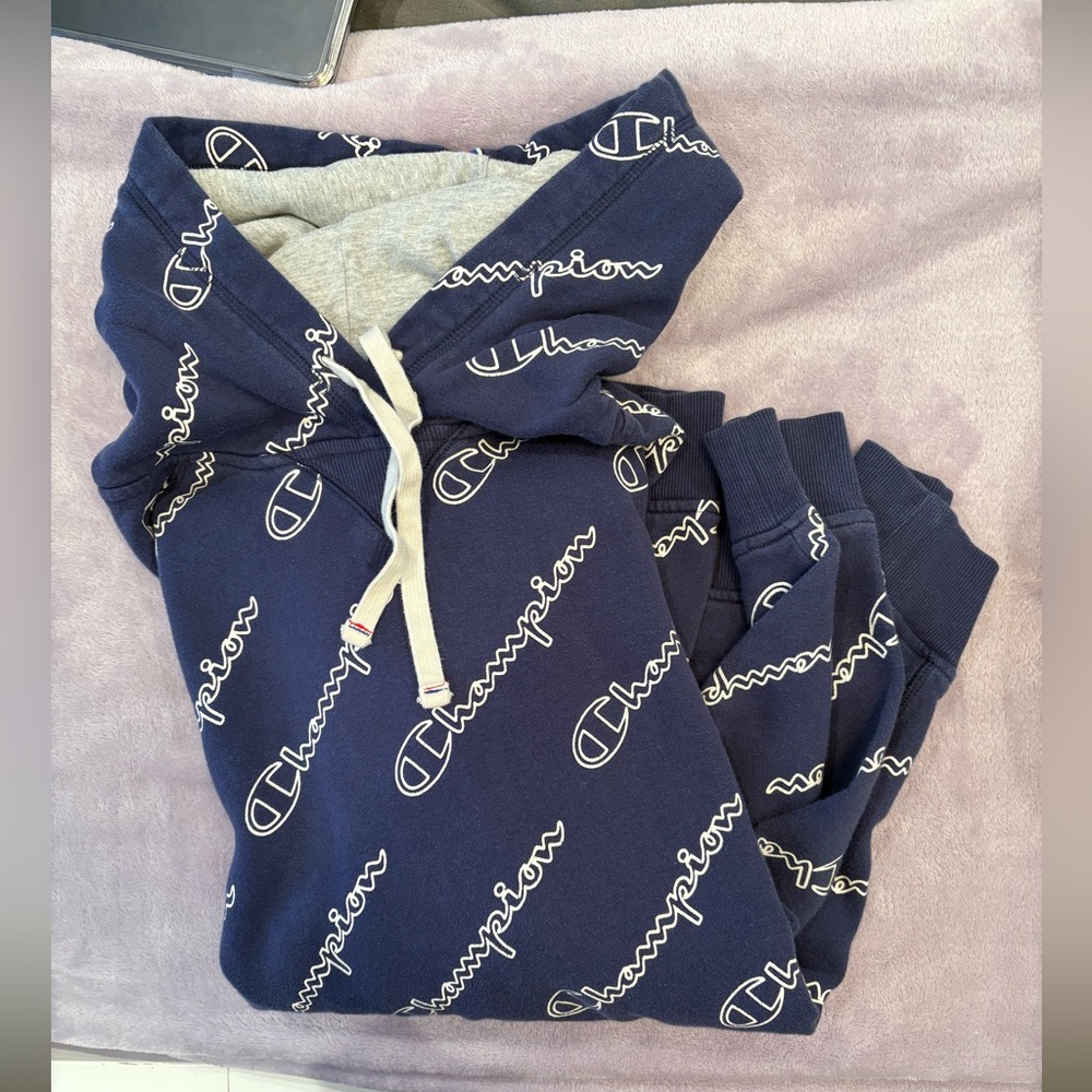 Hoodies/Crewnecks - Picture 2 of 6